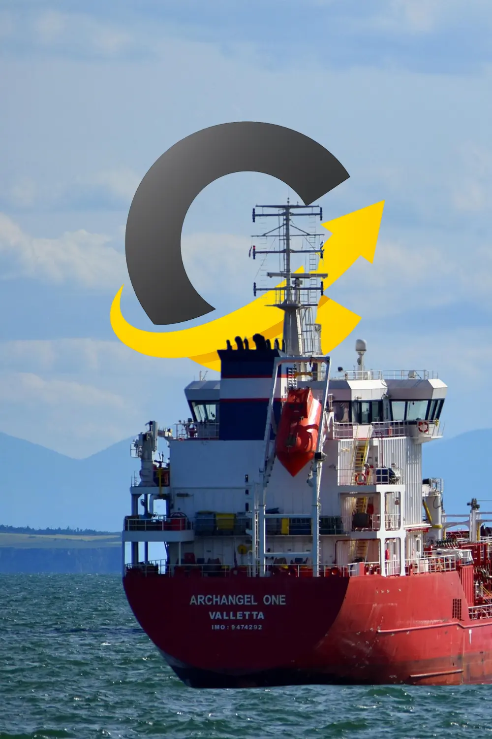 Navio de carga em mar aberto com o símbolo da Candimport